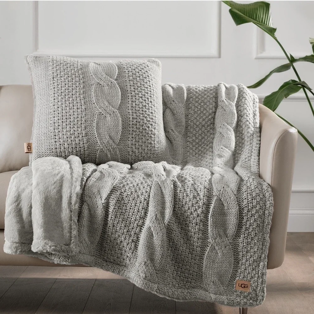 🆕UGG Erie Cable Knit Plush Faux Fur Backing Accent Pillow Seal Grey 20 x 20 1